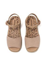 Sandalias de esparto beige con correa en el tobillo, parte superior de lona, plantilla texturizada con un patrón de hojas y detalle de medio suelo de yute trenzado.