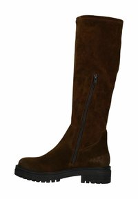 Bruine suede laars tot de knie met een zijrits, textuur oppervlak, stevige zwarte zool en minimalistisch ontwerp.