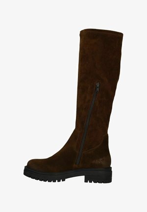 Bruine suede laars tot de knie met een zijrits, textuur oppervlak, stevige zwarte zool en minimalistisch ontwerp.