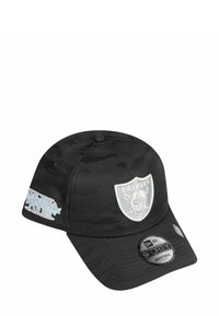 Schwarze Baseballmütze mit camouflage Muster, mit einem gestickten Raiders-Logo auf der Vorderseite und blauen Akzenten. Verstellbarer Riemen hinten.