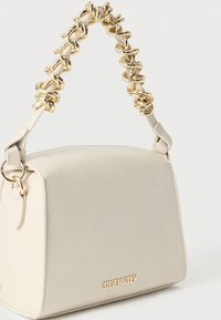 Κρεμ ορθογώνια τσάντα χειρός με χερούλι περιτυλιγμένο σε χρυσή αλυσίδα και μικρό χρυσό λογότυπο "Steve Madden" στο μπροστινό μέρος.