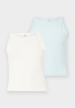 To ribbede singlet-toppene i hvit og lys blå. Toppene har rund hals og brede skulderstropper, laget av et mykt stoff.