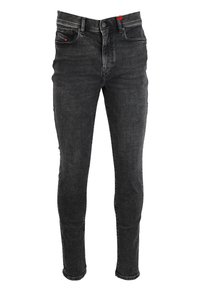 Jean noir slim fit délavé avec fermeture à bouton et zip sur le devant, passants de ceinture et design à cinq poches comprenant un petit logo rouge sur la poche à monnaie.