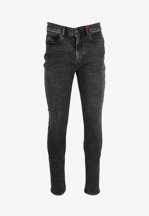 Jean noir slim fit délavé avec fermeture à bouton et zip sur le devant, passants de ceinture et design à cinq poches comprenant un petit logo rouge sur la poche à monnaie.