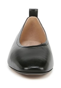 Ballerine in pelle nera con punta arrotondata, texture liscia, tacco basso e una piccola linguetta sul retro per indossarle facilmente.