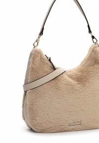 Sac à épaule en fausse fourrure beige avec une bandoulière en cuir lisse beige, des accents en métal doré et une poche zippée sur le côté. Surface douce et texturée.