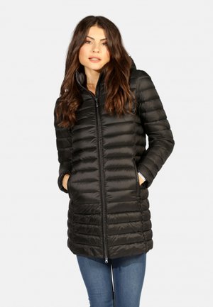 Manteau long matelassé noir avec fermeture éclair, grand col et poches latérales. Possède une texture lisse et brillante ainsi qu'une couture verticale en canaux.