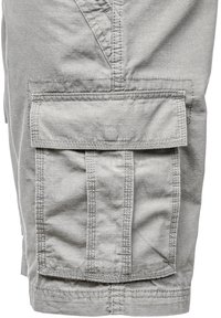 Graue Cargo-Shorts aus gewobenem Stoff mit einer großen Frontklapptasche und vertikalen Steppnähten.
