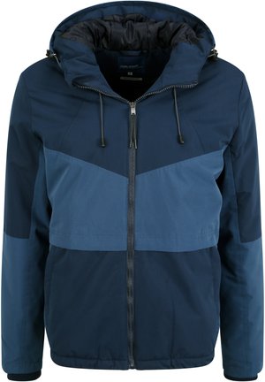 Marineblå jakke med polstret hætte, der har et letblåt diagonalt paneldesign, frontlynlås og justerbar snor. Glat tekstur.