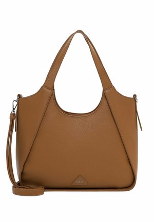 Brun skindtaske med brede skulderremme, aftagelig skulderrem tværs over kroppen og lille trekantet mærkelogo foran i midten.