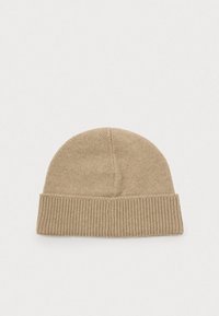 Gorro de punto color beige con un dobladillo, que presenta una textura suave y un diseño sencillo y sin costuras. Sin patrones ni adornos visibles.