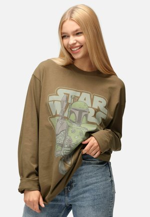 Olivově zelené tričko s dlouhým rukávem a grafickým potiskem postavy a textem "STAR WARS" v bílé a zelené barvě. Ležérní, volný střih.