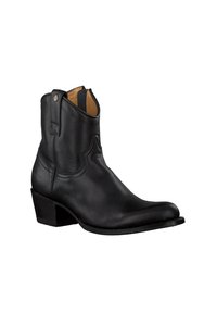 Schwarze Lederknöchelstiefel mit spitzer Zehe und niedrigem, gestapeltem Absatz. Verfügt über seitliche Zuglaschen und ein detailliertes Stickmuster.