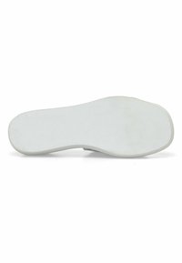 Witte rubberen zool met een glad oppervlak en textuur en richels, met een gebogen vorm en een ronde neus.