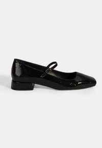 Chaussures Mary Jane en cuir verni noir avec un talon plat, un bout arrondi et une sangle réglable sur le cou-de-pied. Détail de surface texturé.