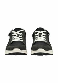 Sneaker neri e grigi con superficie liscia e testurizzata, dotati di lacci bianchi e cerniere laterali. Suole bianche spesse con accenti neri.