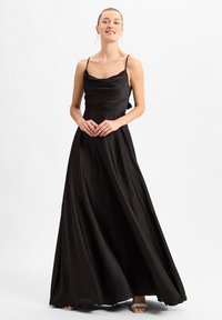 Schwarzes Satin-Maxikleid mit Spaghetti-Trägern, drapiertem Ausschnitt und fließendem Rock. Glatte Textur und schlichtes, elegantes Design.