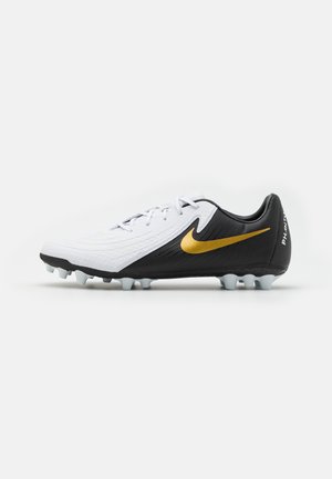 Botas de fútbol en blanco y negro con parte superior texturizada, que presentan un Swoosh dorado de Nike y seis tacos cónicos blancos para una mejor tracción.