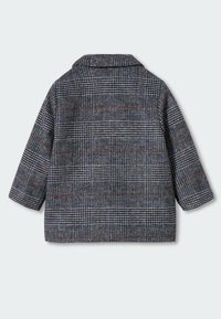 Veste à carreaux tissée en gris foncé et marine avec des accents orange. Elle possède un col rabattable et des manches trois-quarts. Tissu texturé.
