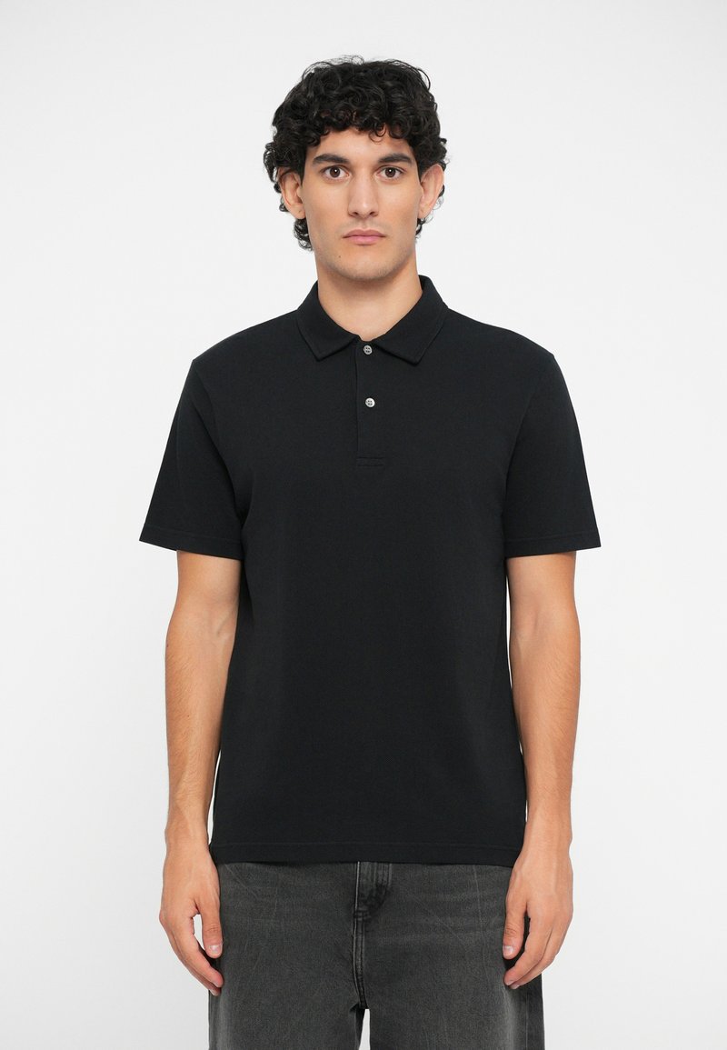 Must mustagahed t-särk lühikeste varrukatega, klassikalise kraega ja kolme nööbiga. Sile puuvillane tekstuur, sirge裾, ilma nähtavate mustriteta.