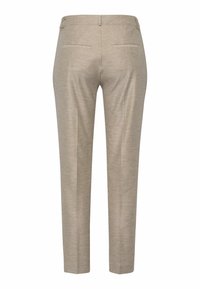 Pantalons taillés beige clair avec une texture lisse, coupe slim, et deux poches arrière ; sans fermetures visibles ni embellissements.