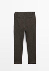 Mørkebrune, slim-fit bukser lavet af bomuld, med en glat tekstur, bæltestropper og to baglommer med et simpelt design.