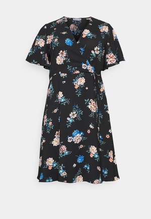 Robe portefeuille noire à manches courtes avec imprimé floral rose, bleu et blanc et ceinture à la taille.