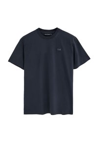 Marineblaues Baumwoll-T-Shirt mit kurzen Ärmeln, Rundhalsausschnitt und einem kleinen quadratischen Logopatch auf der oberen linken Brust. Glatte Textur.