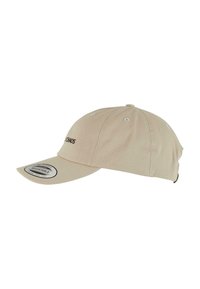 Casquette beige avec une visière incurvée, une sangle réglable et le texte brodé "DO CHAOS". Texture de tissu lisse avec des œillets de ventilation.