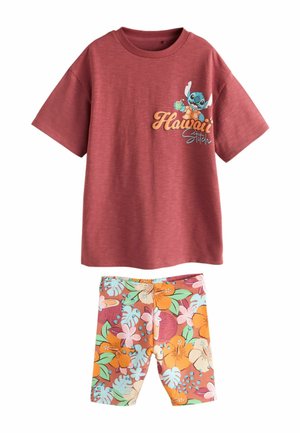 Cămașă roșie cu mânecă scurtă cu grafică Stitch și textul „Hawaii”, asortată cu pantaloni scurți cu model floral în nuanțe de portocaliu, verde, albastru și roz.