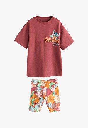 Camiseta roja de manga corta con gráfico de Stitch y texto "Hawaii" combinada con pantalones cortos con estampado floral en tonos naranja, verde, azul y rosa.