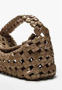 Vävd läderhandväska i brunt, med ett unikt texturmönster, rund handtag och avsmalnande bottendesign.