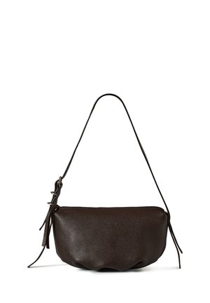 Sac à épaule en cuir texturé marron foncé avec une longue bandoulière réglable et un fond arrondi reposant sur une surface blanche.