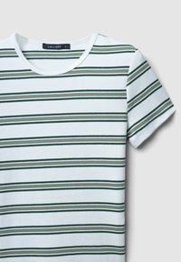 T-shirt bianca in cotone con righe orizzontali verdi, con scollo a girocollo e maniche corte. Il tessuto ha una consistenza morbida e liscia.