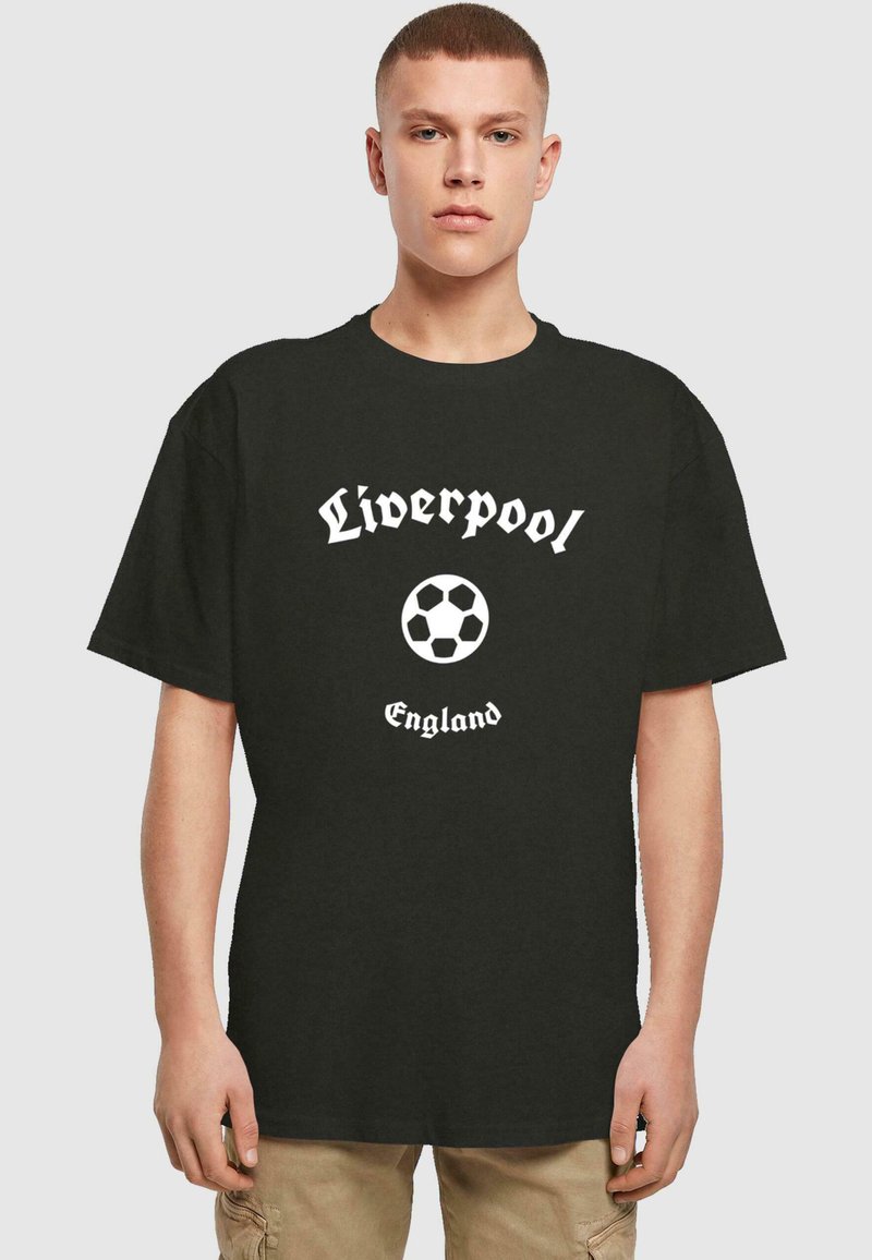 Zwarte katoenen t-shirt met witte "Liverpool" tekst, een grafische afbeelding van een voetbal en "England" eronder. Klassiek unisex ontwerp.