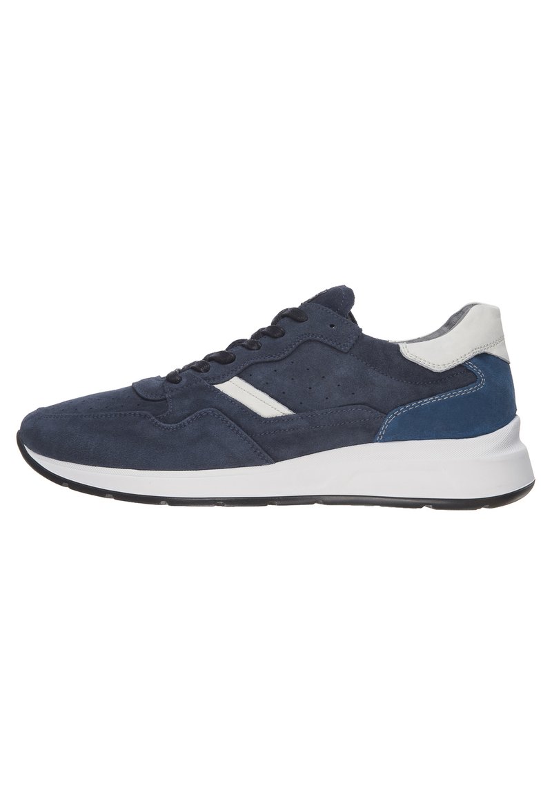 Sneaker in suede blu navy con dettagli bianchi, design con lacci, particolari forati e suola testurizzata per aderenza. Forma leggera e sportiva.