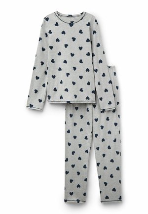Conjunto de pijama gris hecho de una tela suave. La parte superior de manga larga y los pantalones presentan un estampado de corazones en azul marino. Cuello redondo simple y cinturilla elástica.