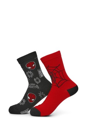 Calzini neri e rossi con motivi di Spiderman. Il calzino nero presenta diversi grafici bianchi di supereroi, mentre il calzino rosso ha un motivo a ragnatela.