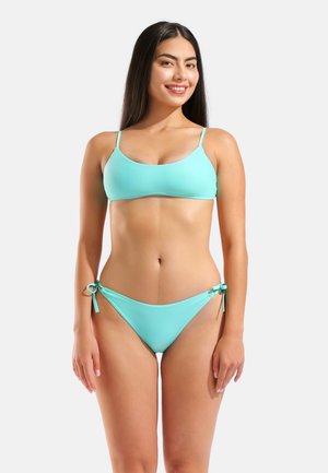 Jasnoniebieski bikini wykonany z elastycznej tkaniny. Góra ma cienkie ramiączka i zaokrąglony dekolt; dół ma regulowane wiązania na biodrach.