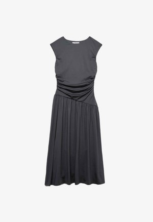 Dunkelgraues ärmelloses Kleid mit einem taillierten Oberteil, geraffter Textur an der Taille und einem schwingenden Rock. Glatte Stoffe mit minimalen Details.