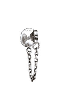 Silvriga örhängen med en rund stud med en texturerad yta och en fäst kedjelänksdesign, märkta med "925" för sterlingsilver.