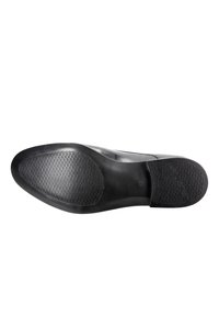 Suola di scarpa in pelle nera con punta liscia e grip in gomma testurizzata al tallone. Taglia contrassegnata come 42. Design classico e minimalista.