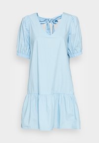 Světle modré šaty vyrobené z měkké bavlny, s výstřihem do V, nabíranými rukávy a volánovým lemem se šněrováním na zadní straně.