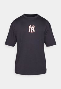 Svart bomull t-shirt med korta ärmar, med en broderad vit och röd New York Yankees-logotyp på bröstet. Standardpassform.
