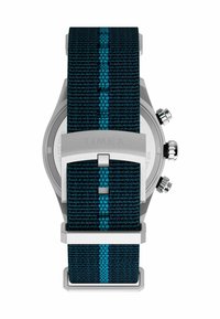 Timex óra fekete és türkiz színű szőtt nylon szíjjal, ezüst rozsdamentes acél tokjával és kronográf számlapjaival. Csattal záródik.