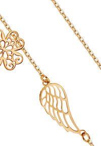 Naszyjnik w złotym kolorze z ogniwami łańcuszka, ozdobiony wiszącym pendantem w kształcie kwiatu oraz charmem w kształcie anielskiego skrzydła, oba z misternie wyciętymi wzorami.