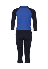 Costume da bagno a maniche lunghe in blu con dettagli in blu scuro. Realizzato in materiale elastico, presenta un design aderente e due tasche laterali.