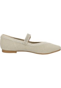Zapatos planos beige con una correa estilo Mary Jane, tejido texturizado, punta afilada y suela baja de goma marrón.