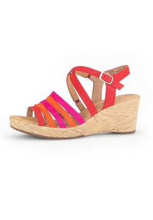 Sandali con zeppa caratterizzati da cinturini in suede rosso con accenti arancioni e rosa, suola in legno chiaro texturizzato e cinturino alla caviglia regolabile.