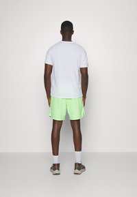 Nike Performance CHALLENGER SHORT - Pantaloni scurți sport - lime blast